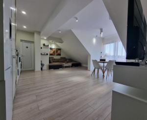 鲁塞MI 5的带厨房和餐厅的客厅