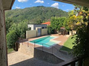 uma casa com piscina e uma montanha em Casa do Fijogo - Family friendly Villa with a Private Pool em Rio Caldo