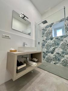 拿坡里的住宿－Monaciello All'Alba，一间带水槽和镜子的浴室