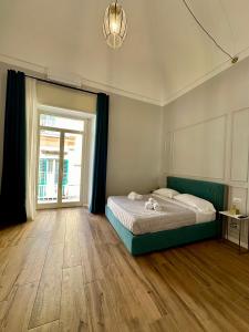 拿坡里的住宿－Monaciello All'Alba，一间卧室设有一张床和一个大窗户