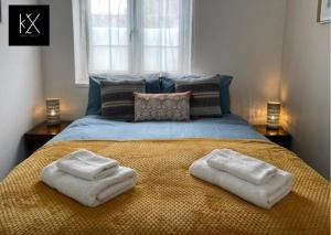 Katil atau katil-katil dalam bilik di Perfect for Long Stays Business & Family Guests On Ashton Road, Luton Sleeps 4!