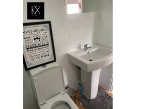 a bathroom with a white toilet and a sink at Perfect for Long Stays Business & Family Guests On Ashton Road, Luton Sleeps 4! in Luton