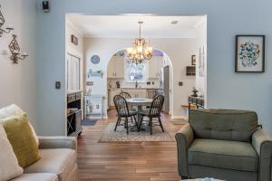 een eetkamer en een woonkamer met een tafel en stoelen bij Southern Charm in Foley