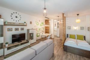 TV a/nebo společenská místnost v ubytování LIDO Apartmanok By BLTN Balatonlelle