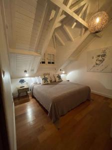 ブイヤントにあるVILLA APOTHEMA meublé de tourisme 4 Etoilesのベッドルーム1室(屋根裏部屋に大型ベッド1台付) +65枚の写真