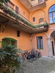 een groep fietsen geparkeerd aan de zijkant van een gebouw bij Splendido Loft Centro Storico Parma in Parma