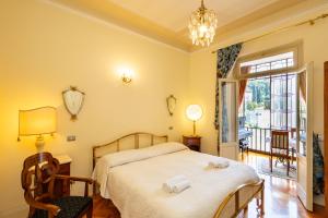 ヴェローナにあるArt Déco - locazione turisticaのベッドルーム1室(ベッド1台、椅子、窓付)