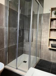 y baño con ducha y puerta de cristal. en Residenza Sandrini, en Gambassi Terme