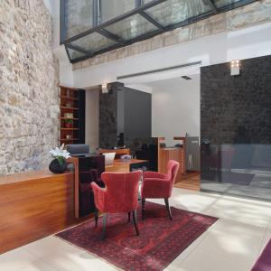 - un hall avec des chaises rouges et une table dans l'établissement Marmont Heritage Hotel, à Split