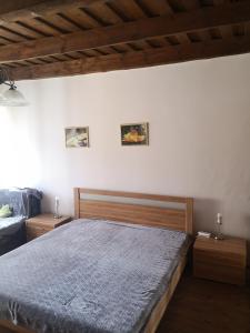 um quarto com uma cama e duas mesas de cabeceira em Gyümölcsliget Vendégház em Csehimindszent