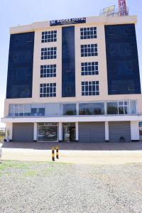 un gran edificio con muchas ventanas en The Grand Rocks Hotel Limited en Eldoret