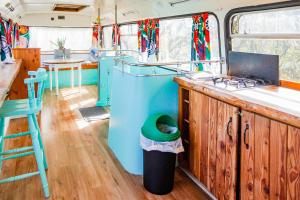 eine Küche in einem alten Bus mit Mülltonne in der Unterkunft Double decker bus at Valentia Island Escape in Valentia Island