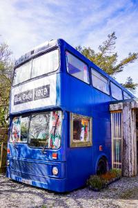 ein blauer Doppeldeckerbus auf einem Parkplatz in der Unterkunft Double decker bus at Valentia Island Escape in Valentia Island