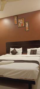 Cama ou camas em um quarto em HOTELSHIRDI CRYSTAL
