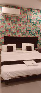 Cama ou camas em um quarto em HOTELSHIRDI CRYSTAL