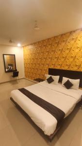 Cama ou camas em um quarto em HOTELSHIRDI CRYSTAL