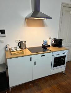 a kitchen with a white counter top and a stove at Romeo et juliette in Spa