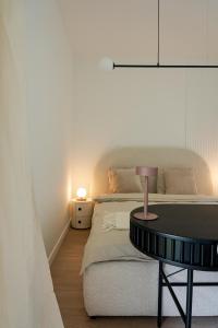 a bedroom with a bed and a table with a lamp at Apartament Olchowa in Ustroń