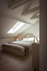 a bedroom with a large bed with a skylight at Apartament Olchowa in Ustroń