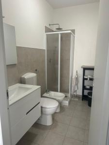 uma casa de banho com um WC, um chuveiro e um lavatório. em Giuditta B&B stanza em Ciriè