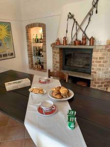 una mesa con dos platos de comida encima en La vecchia Cascina Rossa, en Fubine