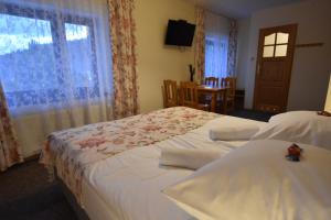 pokój hotelowy z 2 łóżkami i oknem w obiekcie Sasanka Szczyrk przy Gondoli w Szczyrku