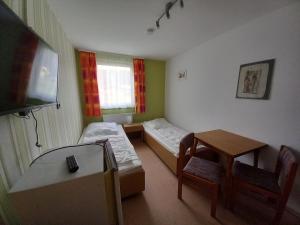 mały pokój z łóżkiem i stołem w obiekcie Feriencamp Trassenheide w Trassenheide