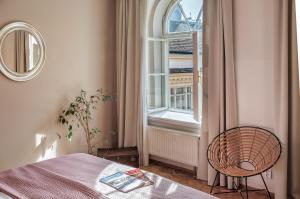 プラハにある6 Continents Apartments by Adrezのベッドルーム(ベッド1台、窓付)