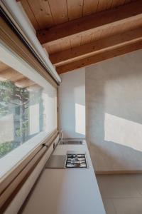 uma cozinha com um fogão e uma janela em Residenza Vedovelli em Torri del Benaco