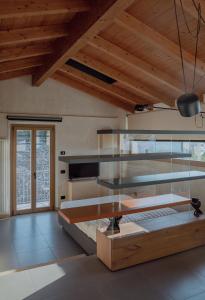 托里德爾貝納科的住宿－Residenza Vedovelli，一间设有床铺和玻璃盒的房间