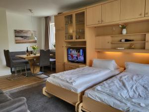 Postel nebo postele na pokoji v ubytování Apartment 74 im Haus Villa Anna II