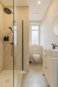 Un baño con ducha, inodoro y lavabo. en Les arènes, Metz Centre-Gare-Muse , 4 pers, en Metz 18 fotos más