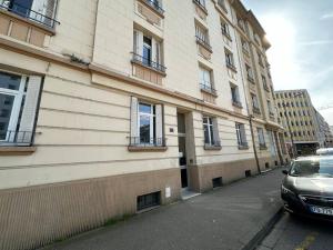 un coche aparcado delante de un edificio en Les arènes, Metz Centre-Gare-Muse , 4 pers, en Metz