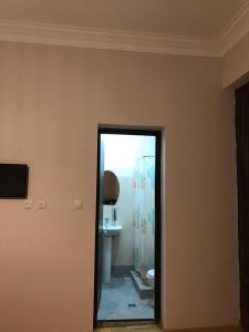 uma casa de banho com um espelho e um lavatório num quarto em VIP apart 389 em Tbilisi