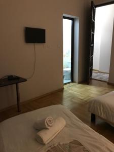 um quarto com uma cama com uma toalha em VIP apart 389 em Tbilisi