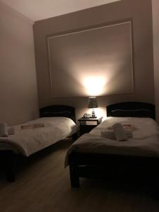 um quarto com duas camas e um candeeiro sobre uma mesa em VIP apart 389 em Tbilisi