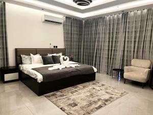 Un dormitorio con una cama con una toalla blanca. en Airserenity Stay, en Kwedonu