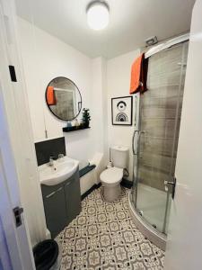 a bathroom with a toilet and a sink and a shower at horn and trumpet in Bewdley