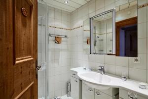 蒂羅爾－基希貝格的住宿－Fereinwohnung Flussrauschen，一间带水槽和镜子的浴室