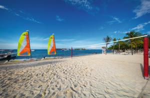 ein Volleyballnetz an einem Sandstrand in der Unterkunft Riu Montego Bay - Adults Only - All Inclusive in Montego Bay