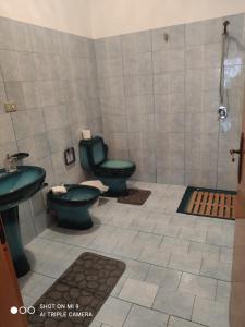 uma casa de banho com 2 WC, um lavatório e um chuveiro em Oasi ristoro dell' Etna em Piedimonte Etneo