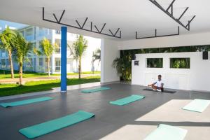 una persona sentada en una clase de yoga en un edificio en Riu Montego Bay - Adults Only - All Inclusive, en Montego Bay