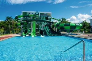 un tobogán de agua en una piscina en Riu Montego Bay - Adults Only - All Inclusive en Montego Bay