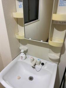 baño con lavabo y espejo en tokyo Large family vacation rentals en Tokio