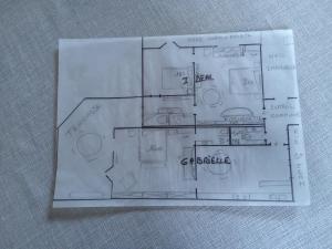 un dessin d'un plan d'étage d'une maison dans l'établissement Appartements Caractere Clos St Jean, à Mâcon