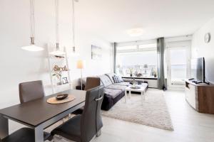 un soggiorno con divano e tavolo di Panoramic App A08-1 a Sierksdorf