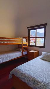 Un pat sau paturi într-o cameră la Chalet con terreno, barbacoa, parking. Amplitud y tranquilidad