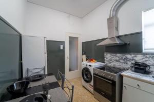 eine Küche mit einem Herd, einer Waschmaschine und einem Trockner in der Unterkunft Apartment near Piraeus’ port in Piräus