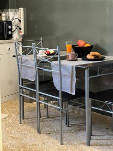 uma mesa com um prato de comida em cima em Apartment near Piraeus’ port em Piraeus