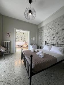 um quarto com uma cama grande e uma parede de pedra em Apartment near Piraeus’ port em Piraeus